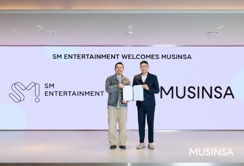 14일 협약식에서 무신사 최재영 CCO와 SM엔터테인먼트 탁영준 대표