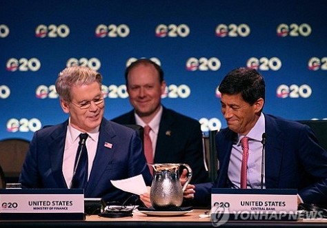 올해 G20 회의에서 스콧 베선트 미 재무장관(왼쪽)과 케빈 워시 연준 의장