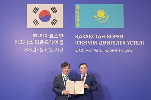 현대그린푸드 박홍진 사장(왼쪽)과 알라타우시 총괄청 알리셰르 압디카디로프 대표