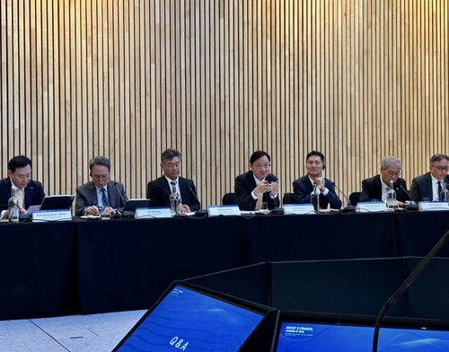 이찬진 원장과 진옥동, 임종룡 회장 등이 영국 런던에서 열린 금감원 IR에 참석한 모습