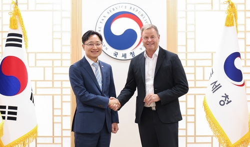 임광현 국세청장과 크리스티안 괴르케 독일 연방하원 재정위원회 위원장 대행