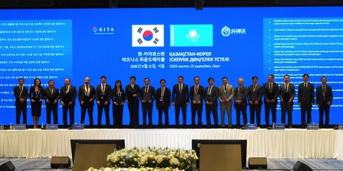 지난 15일 열린 한-카자흐스탄 비즈니스 라운드테이블에서 MOU 체결하는 모습