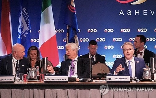 다이먼 JP모건 회장(가운데), 베선트 미 재무장관(오른쪽), 솔로몬 골드만삭스 회장
