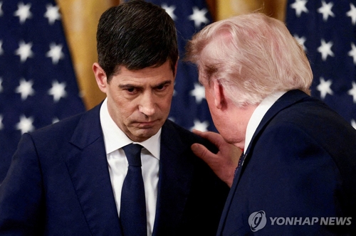 케빈 워시 연준의장(왼쪽)과 트럼프 대통령