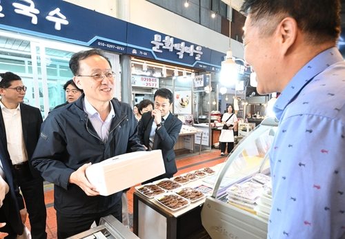 이형일 부총리 후보자, 서울 공릉 도깨비시장 방문