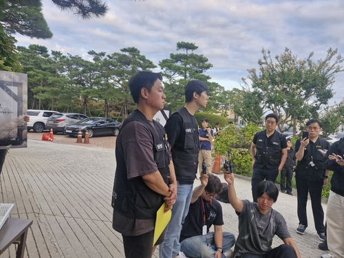 기자 질문에 답변하는 이용훈 동행노조 복지국장과 곽혁준 홍보국장