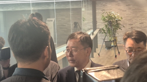 21일 노동자 사망 사고 관련 기자회견을 앞두고 항의받고 있는 HL만도 경영진