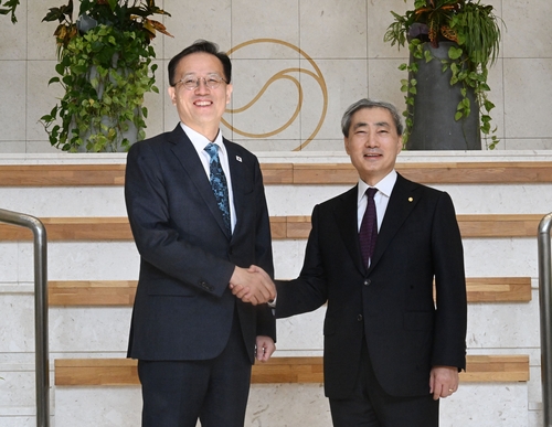 이형일 부총리, 신현송 한국은행 총재 면담