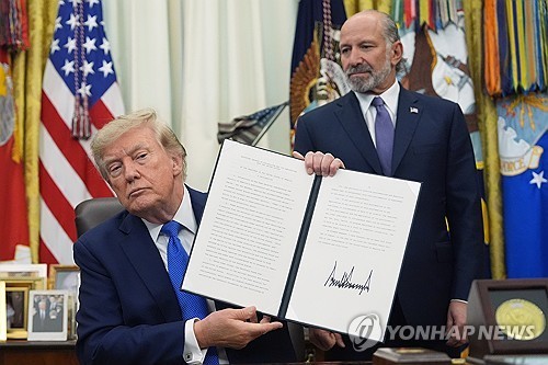 도널드 트럼프 미국 대통령과 하워드 러트닉 미 상무장관