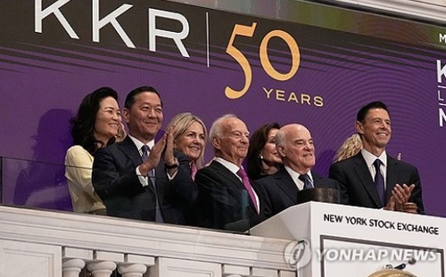 KKR 50주년 기념식, 창립자 조지 로버츠(가운데서 왼쪽), 헨리 크래비스(오른쪽)