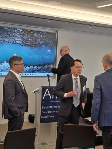 글로벌 투자자와 대화하고 있는 정삼영 AIF APAC 총괄고문(한국투자공사 운영위원)