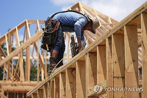주택 건설 중인 노동자