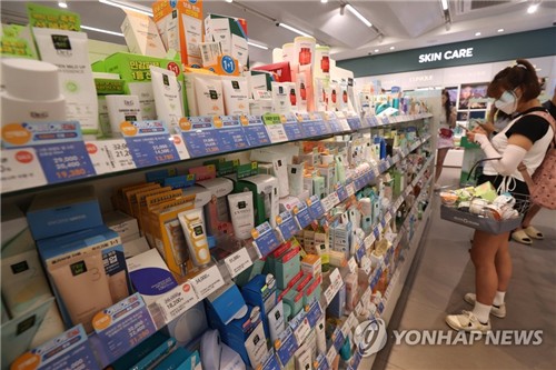 자외선 차단제 등 제품이 진열된 매장