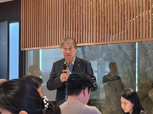 기자간담회에서 발언하는 한승구 대한건설협회장