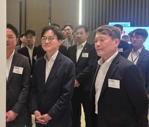 전시 부스를 둘러보고 있는 김정관 산업통상부 장관, 이규석 현대모비스 사장