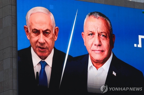 네타냐후 총리(왼쪽)와 가디 아이젠코트 대표(오른쪽)의 모습