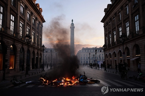 17일 파리 명품 거리 방돔 광장에서 불타는 자전거