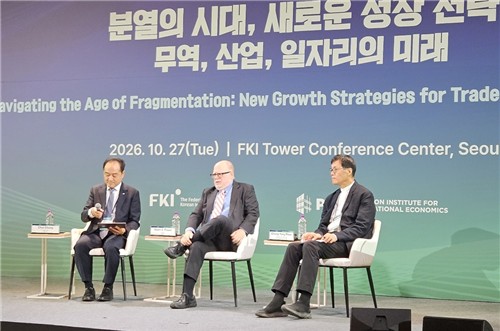 좌담 패널로 참석한 이창용 전 한국은행 총재(오른쪽)