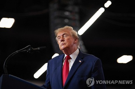 텍사스 유세 현장 속 도널드 트럼프 미국 대통령