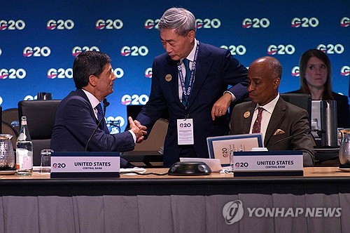 (왼쪽부터) 케빈 워시 연준 의장과 신현송 한은 총재
