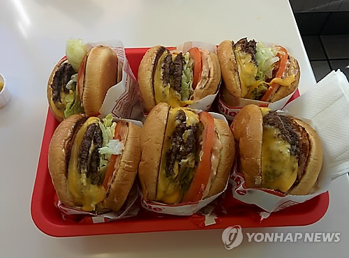 WSJ "美 물가 둔화 체감 어렵다…치즈버거 가격 63% 인상"_강수지