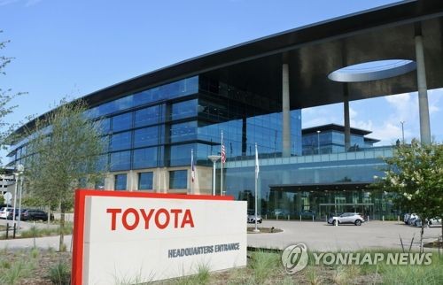 도요타, 북미 전기차 생산 2026년으로 연기…"판매 둔화·보호무역"_윤시윤