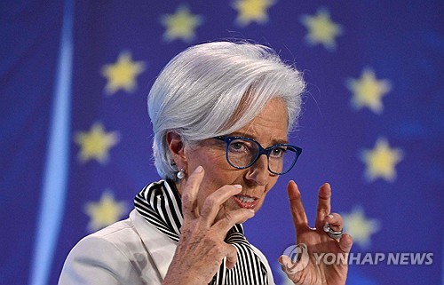 라가르드 '트럼프 재선시 유럽경제 위협…금리인하 아직'(상보)_정선영