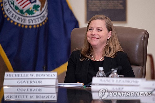보먼 연준이사 "현 통화정책 제약적 수준…금리유지시 인플레 하락"(상보)_정선영