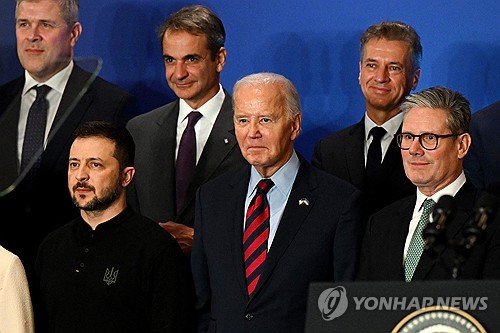 트럼프, 젤렌스키에 모욕당했다 주장…만남 불발_강수지