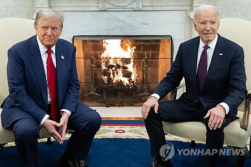 도널드 트럼프 미국 대통령 당선인(왼쪽)과 조 바이든 미국 대통령