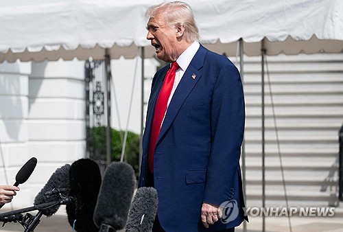 트럼프, 증시 폭락에도 "美경제ㆍ시장 호황 누릴 것"(상보)_최진우