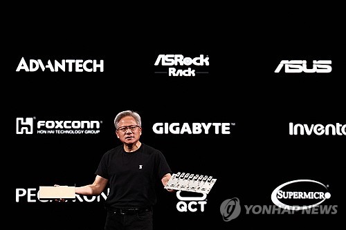 젠슨 황, 중국 방문 앞두고 트럼프와 회동_최진우