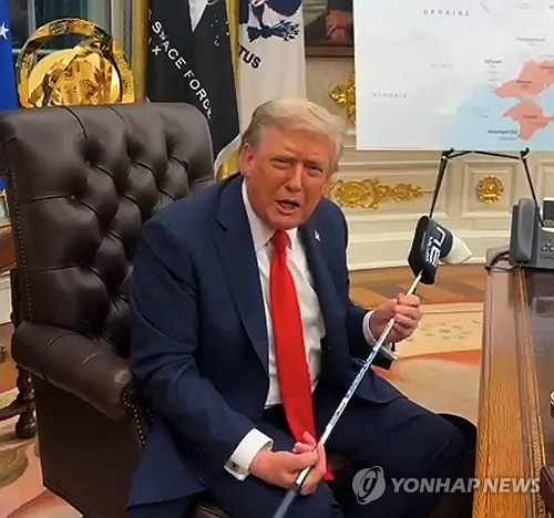 [딜링룸 백브리핑] 트럼프, 우크라 군인에게 골프 퍼터 선물 받아_권용욱