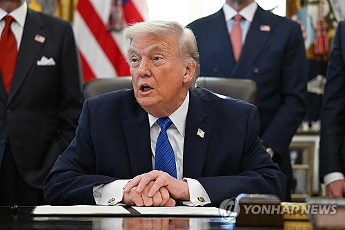 트럼프 "워시 확실히 금리를 내리고 싶어 해…약속은 안해"(상보)_최진우