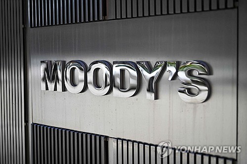 (FILES) Signage for Moody's Corporation is displayed at their headquarters at 7 World Trade Center on March 18, 2025 in New York City. Credit rating agency Moody?s will decide on April 10, 2026 wether to downgrade France?s rating, which some economists consider to be a logical move, or to keep it unchanged, taking into account recent improvements and a geopolitical situation that remains unclear. Moody?s currently rates France at Aa3 (investment grade), whilst its rivals Fitch and S&P downgraded their ratings to A+ in autumn, classified as ?upper medium grade?. (Photo by ANGELA WEISS / AFP)