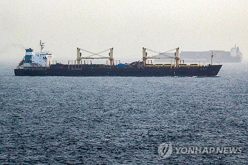 바브엘만데브 해협을 건너는 선박
