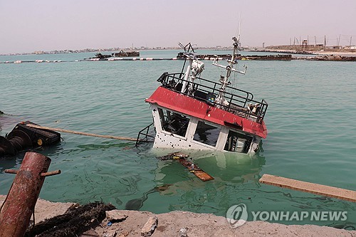 예멘 모카항 수면 위로 침몰한 선박