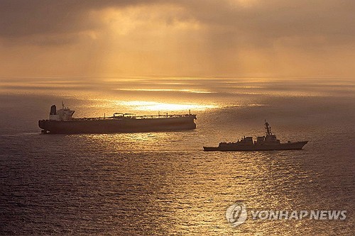 이란 유조선을 차단하는 미군 함정