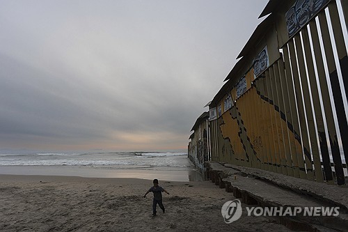 트럼프 관세에 주요 소비재 다 오른다…"원유·자동차·주류 등"_윤시윤