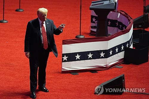"트럼프, 취임 첫날 관세 조치 보류에도 여전히 진행 중"_이윤구