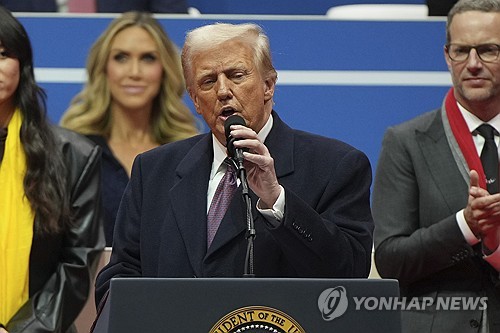 트럼프, 전임 정부 행정명령 80개 대대적 철회…칸 FTC 위원장 사임_강수지