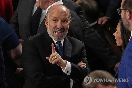 美상무 "트럼프, 加ㆍ멕 제안 듣는 중…관세 경감 고려"(상보)_최진우