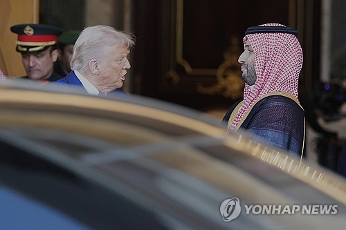 트럼프, 사우디서 6천억달러 규모 투자 따내…방산 1천420억달러_최진우
