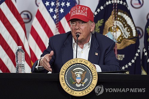 트럼프 "금요일에 10~12개국 관세 서한 받을 것"(상보)_정윤교