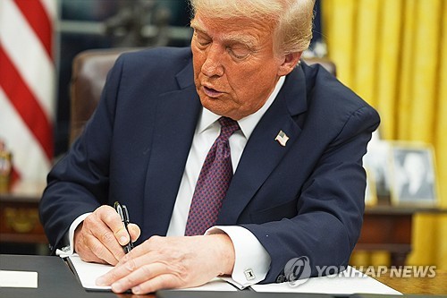 "트럼프, EU 모든 상품에 최소 15~20% 관세 요구"_최진우