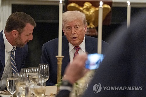 트럼프 "파월, 8개월 안에 물러날 것…금리 1% 돼야"(상보)_최진우
