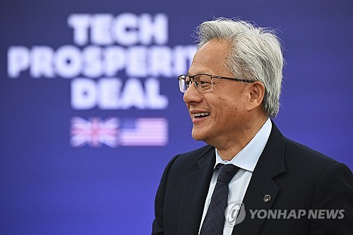 [월가 톡톡] 젠슨 황 "중국 반도체, 미국에 '나노초' 단위로 뒤처져"_윤시윤