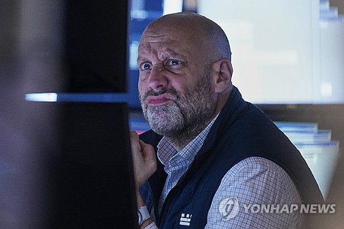 [뉴욕마켓워치] 고용 시장 냉각에 쪼그라든 투심…주식↓·채권↑_윤시윤