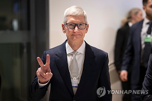 "멍청한 혁신 비판론 집어치워라"…팀 쿡 퇴진에 쏟아지는 찬사_김경림