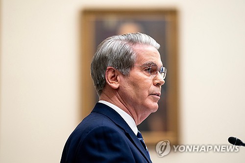 美재무 "장기금리 계속 내려가게 할 수 있어…은행 규제 풀면 돼"_최진우